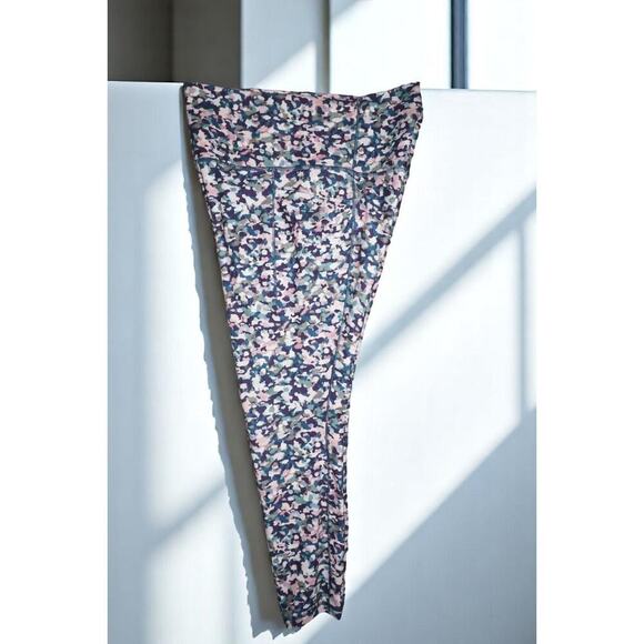 Athleta Salutation Stash Pocket II 7/8 Leggings Camo Print Size Medium - Picture 5 of 11